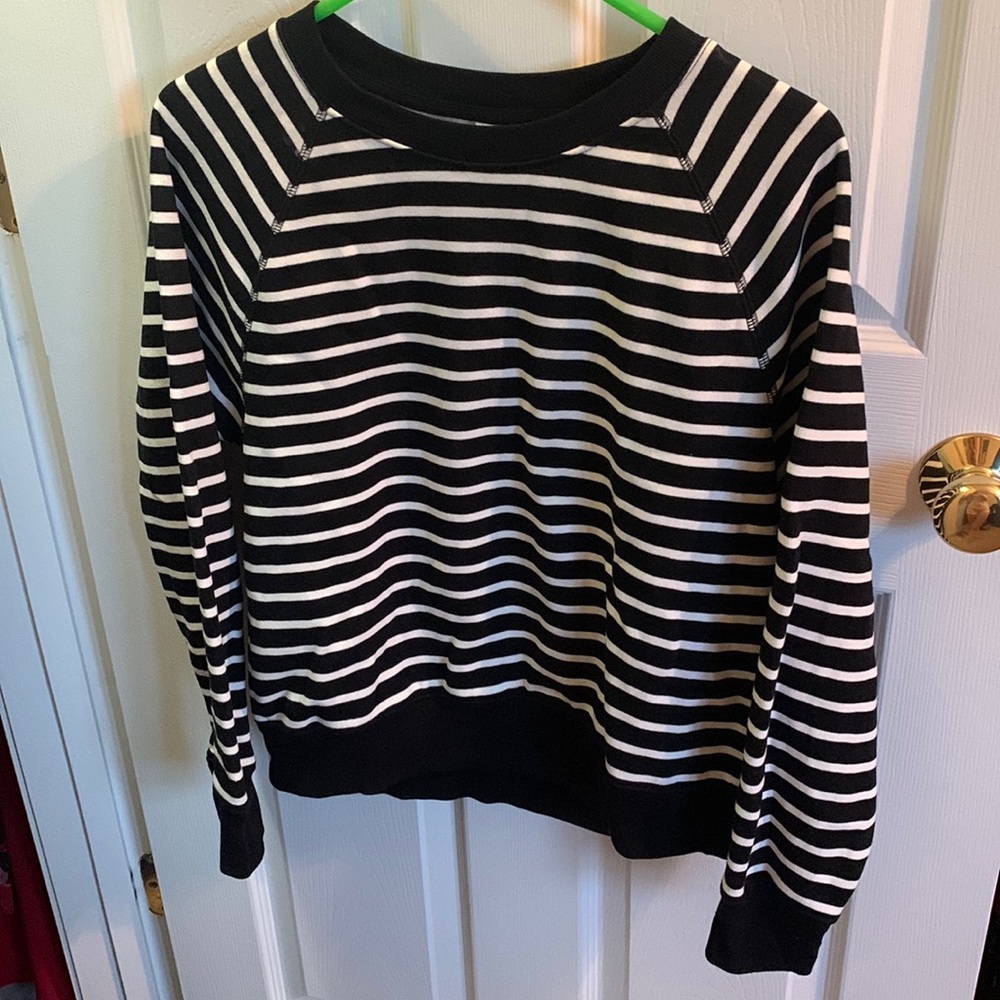 Old Navy black and white long sleeve sweater. Size medium.
